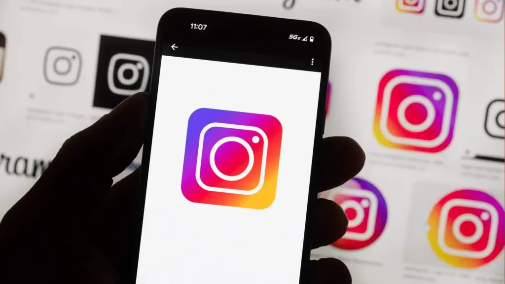 क्यों बंद हुए Facebook और Instagram